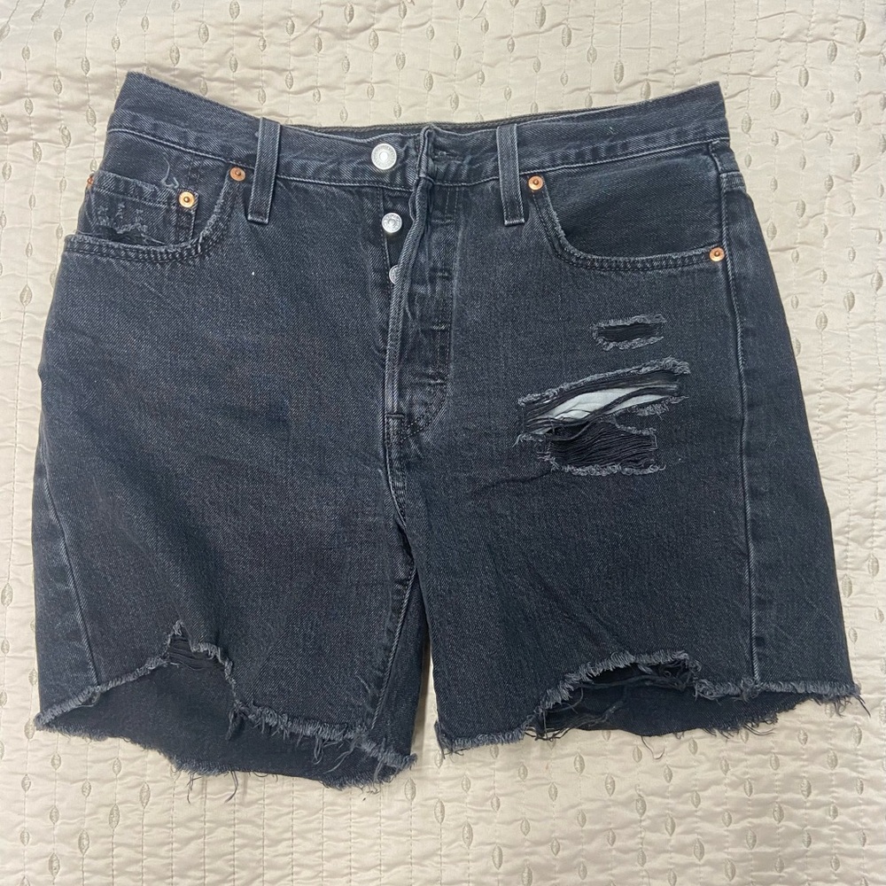 Distressed Levi’s Black Denim Shorts W29